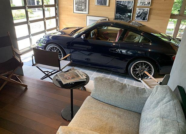 「柴門さんち。」はガレージで車を愛でるスペースや、アートを楽しむ自宅ギャラリーを備えている