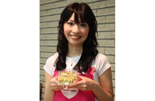 11/11(水)発売の「じゃことひじきのシャキシャキサラダ」(168円)をプロデュースした須藤まりなさん(学習院大)