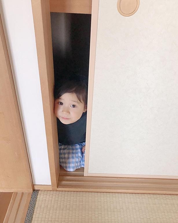 じーっ