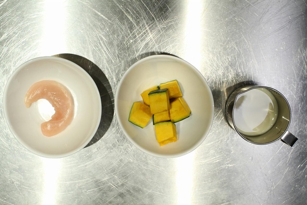 【下ごしらえ】かぼちゃは茹でる前にワタとタネを取り除き、火の通りがはやくなるように一口大のサイズにカットしておく。ササミにスジがある場合は、取り除いておく。