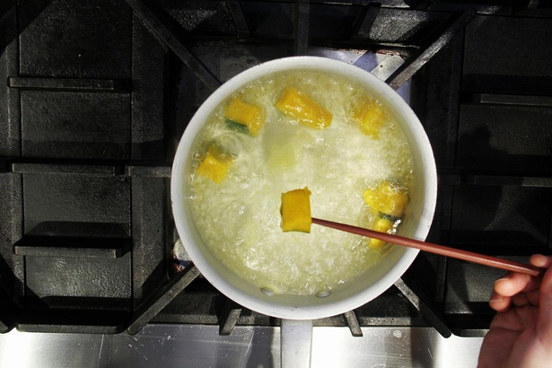 2. 鍋に水を入れ、水の状態からかぼちゃを茹でる。強火で10分ほど火を通す。箸を刺してみてスーッと通ったら湯から出す。