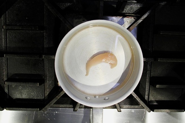 1. 鍋に水を入れ、水の状態からササミを茹でる。中火で熱し、沸騰する直前で火を止める。そのまま余熱で15分ほど置き、完全に火が入る前に湯から出す。割ってみて赤みがなくなっていたらOK。