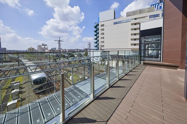 【写真】真下を走る鉄道が眺められる所沢駅の屋外デッキ