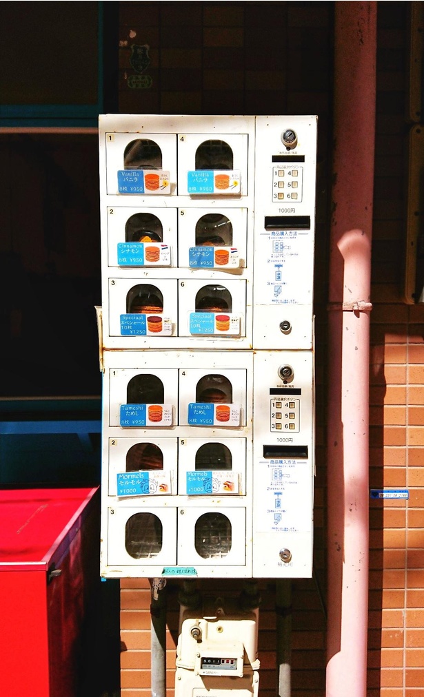 兵庫県のストロープワッフル店「ワーフルハウス」の前に設置された「ストロープワッフルの自販機」