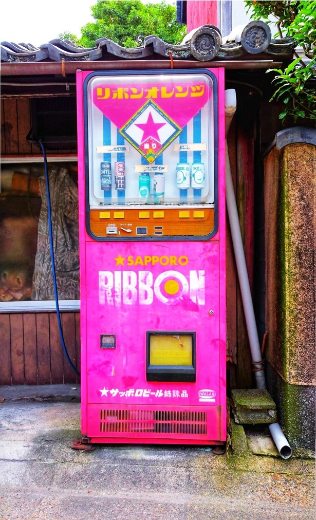 近鉄奈良駅より徒歩20分の場所に置かれた、昔懐かしの「リボンシトロンの自販機」