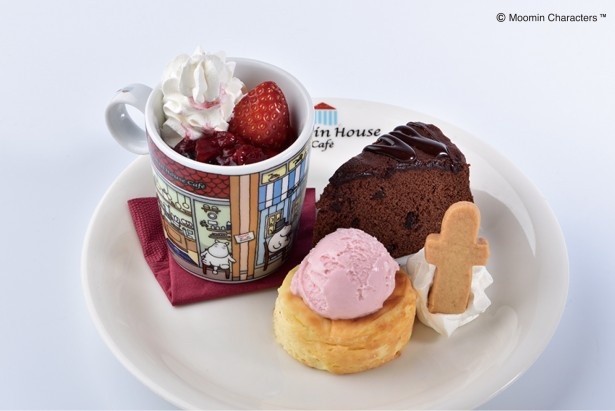 【写真を見る】ヘルシーないちごの寒天プリンが人気のスーベニアカップに入った「いちごプリンとチョコケーキのスーベニアセット」(税抜980円)