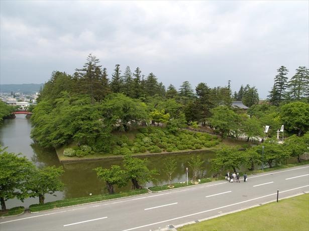 上杉神社のある松が岬公園を囲む米沢城のお堀