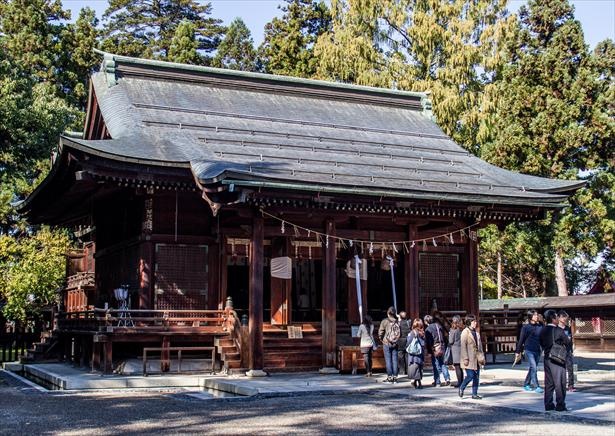 上杉神社は初詣やお宮参り、結婚式などで利用され、四季を通して市民に親しまれている