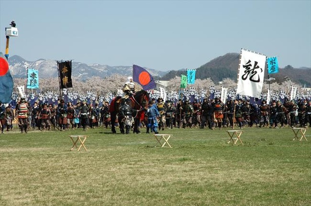 上杉軍団行列の後、上杉・武田両軍が激突した川中島合戦を再現した戦いが披露される