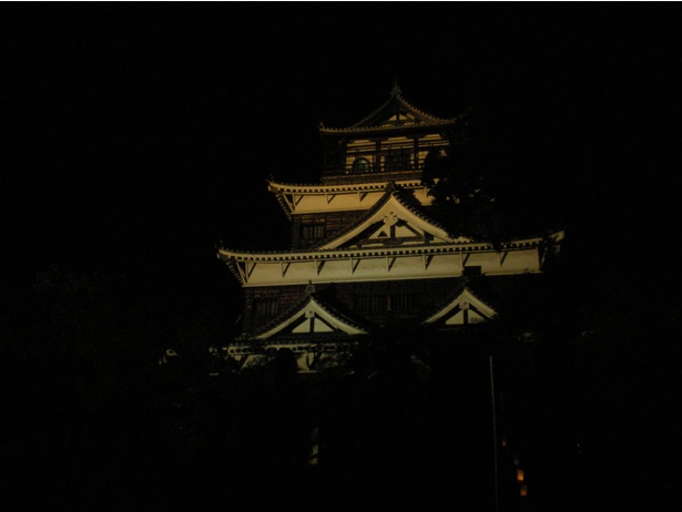 日没から夜10時までライトアップされる広島城。堀の外からその姿を観賞できる