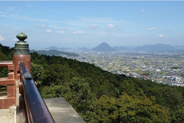 展望台からは、讃岐平野や瀬戸大橋、讃岐富士などを一望できる