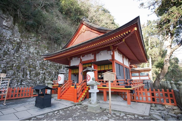 海抜421メートルの場所に、御本宮を見守るようにして祀られた「厳魂神社(奥社)」