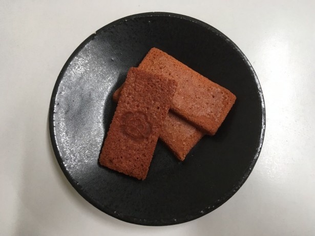 濃姫を使った焼き菓子「信長の赤」(10枚入り1080円)。織田家の家紋にも注目だ