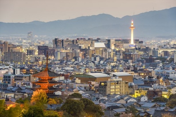 【写真を見る】10月は日本の「京都」平均宿泊料金が年間のピーク時の料金と比べなんと47%も安価