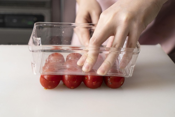 「平らな皿などでミニトマトを押さえると、一度にたくさんカットできますよ」(森さん)