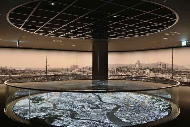 被爆前後の広島の市街地映像が投影される立体模型