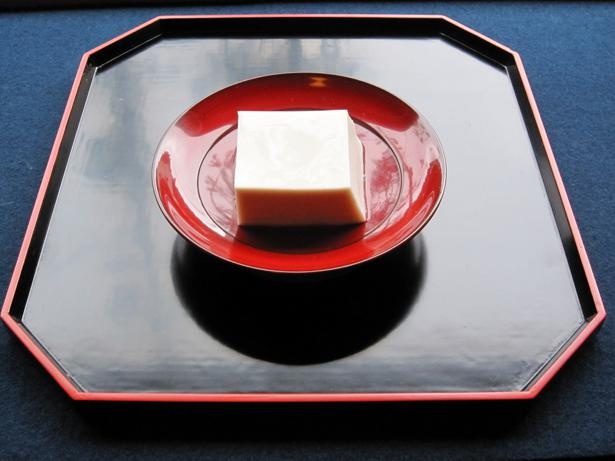「胡麻豆腐(角型)」(400円)。ワサビ醤油か、デザート風に和三盆糖をかけていただく / 濱田屋