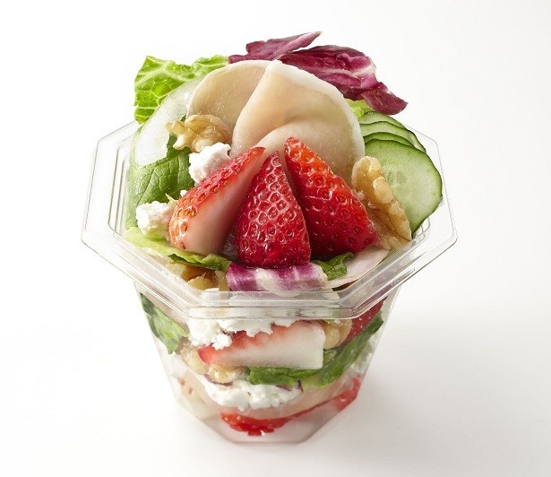 「アイ・ミートダイニング」の「ゆうべに苺と生ハムのカップサラダ」(450円)