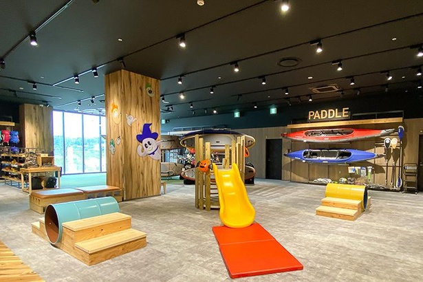 キッズに人気のプレイエリアは2階フロアに。奥にはPADDLEのコーナーがある