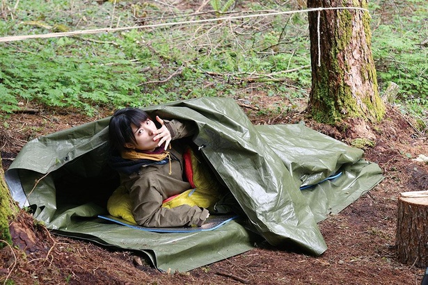 ビニールシートをテント代わりにして悪天候の中でソロキャンプ