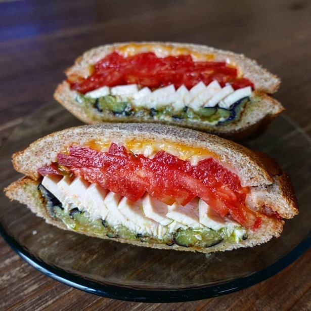 「茄子バジルホットサンド」