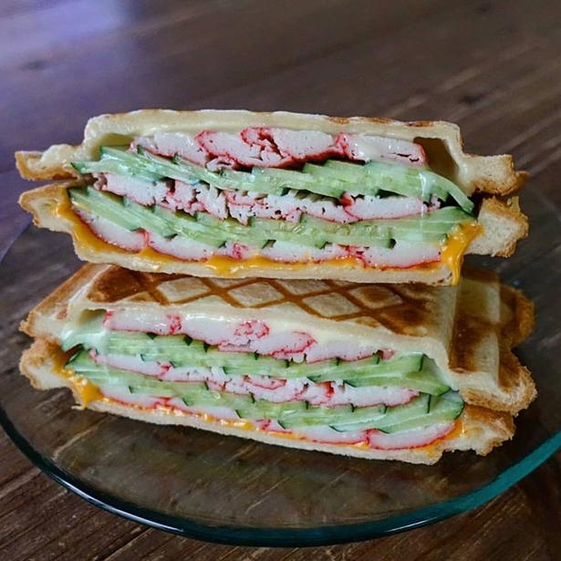 「カニカマホットサンド」