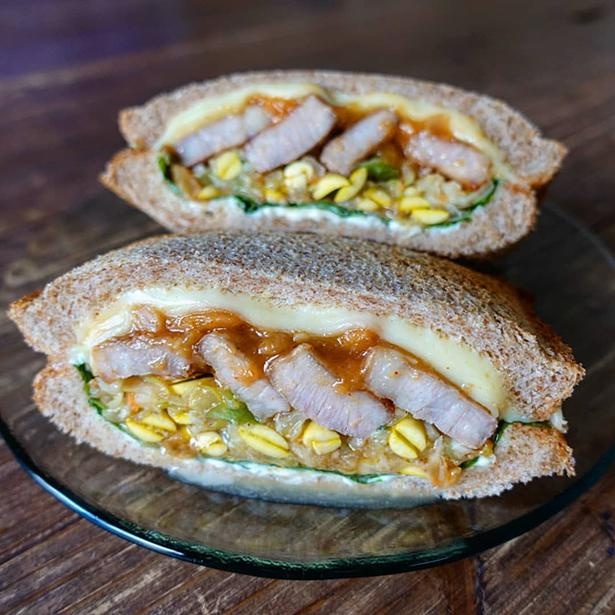 「サムギョプサルホットサンド」