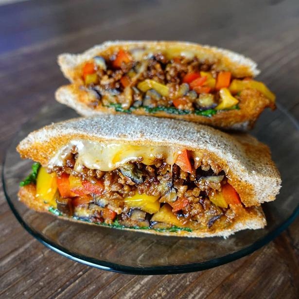 「メキシカン茄子ミートホットサンド」