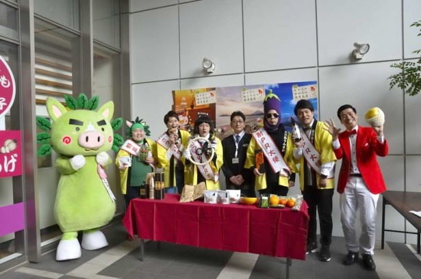 (左から)かごしまPRキャラクターのぐりぶー、酒井藍、ヘンダーソン子安、同中村、さつまいもの館の宅間店長、天竺鼠川原、同瀬下、MCのグイグイ大脇
