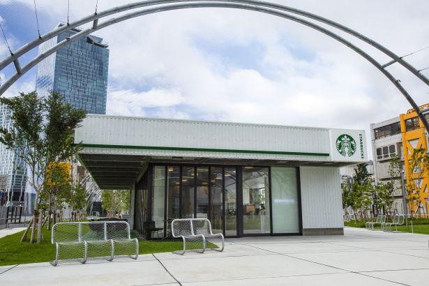 藤原ヒロシ氏のデザインプロジェクト「Fragment Hiroshi Fujiwara」がプロデュースするスターバックスの新店舗「スターバックス コーヒー MIYASHITA PARK店」