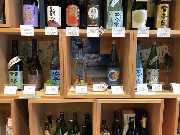 商品ディスプレイには、日本酒がずらりと並ぶ