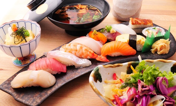 「ときすし」では、地元で人気の寿司や海鮮料理を味わえる