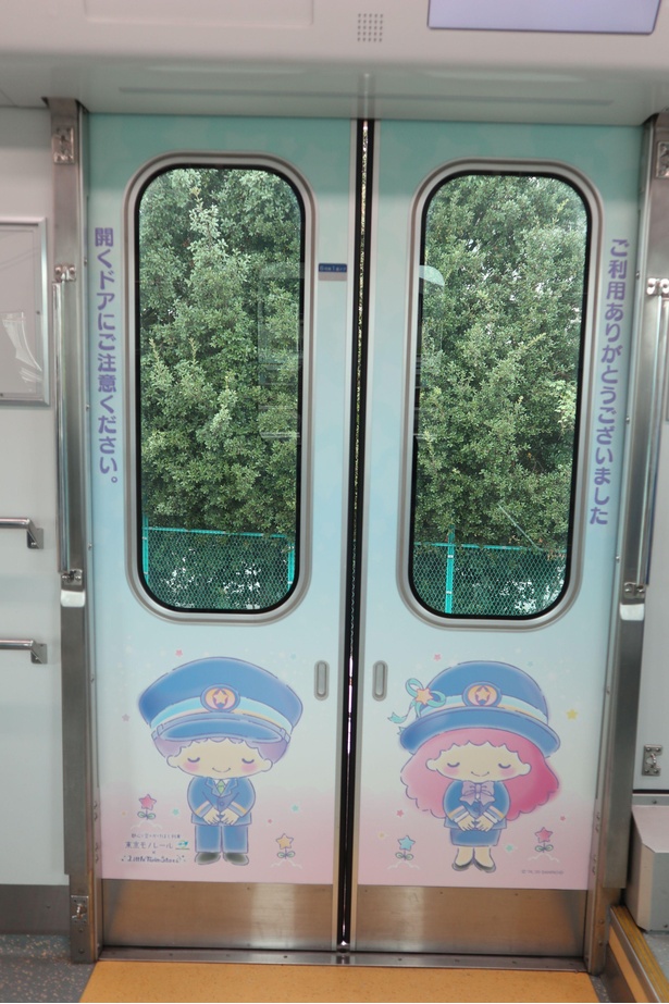 車内のドアにはお辞儀をしたキキとララ