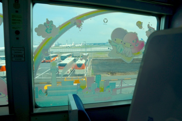 窓の外からは羽田空港が見える