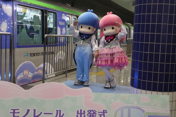 車掌さんポーズをするキキとララ