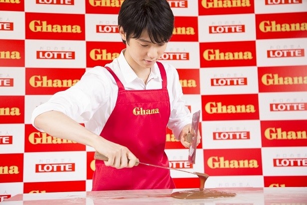 真っ赤なエプロン姿で登場