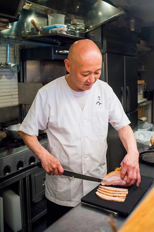 「日々丁寧に作る」を実践し、還暦を過ぎた今も厨房に立つ店主・松村康史さん