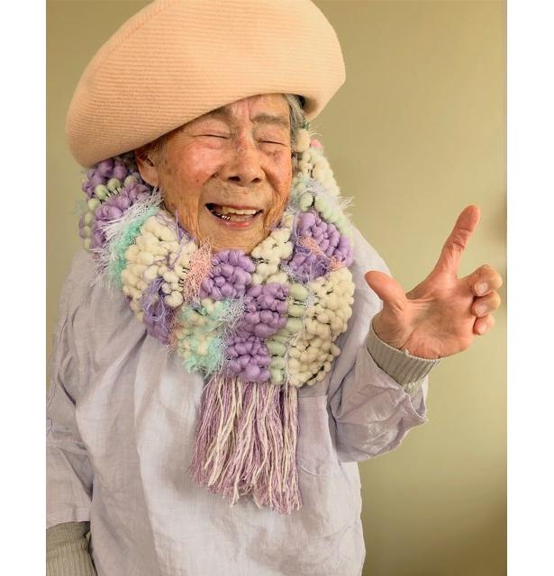 さをり織り″をまとうモデルは97歳！カラフルポップな姿に世界が注目｜ウォーカープラス