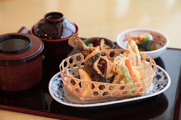 「里山レストラン天空」の岩魚の唐揚げ膳(税込1485円)。リピーター続出の人気メニューだ/くつき温泉 てんくう