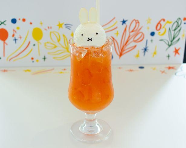 レモンシャーベットでかたどったミッフィーがかわいい！さっぱり味の「ミッフィーのオレンジフロート」(899円)