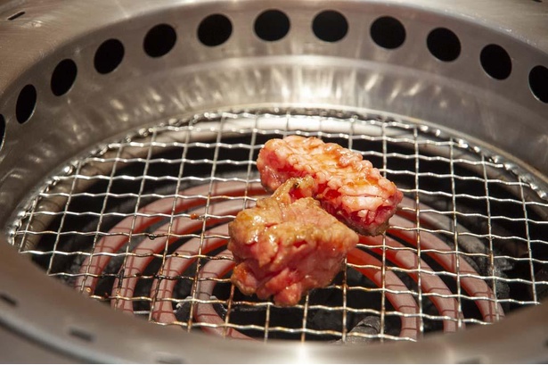 脂のたっぷりのった肉を金網にのせて、いよいよ焼肉の始まり。自分のペースで、好きな焼き加減で肉を味わえるのは至福のひと時だ