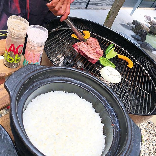 土鍋で炊いた銘柄米は肉と相性抜群！/ BBQ Village 多度峡
