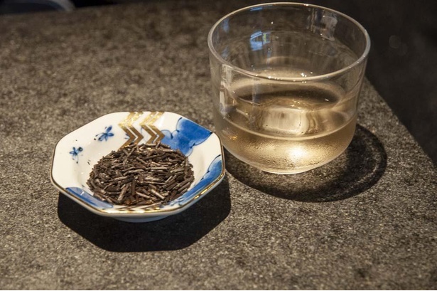 ウェルカムティーの黒茶。茶葉が炭のように黒く、スモーキーな香りが特徴