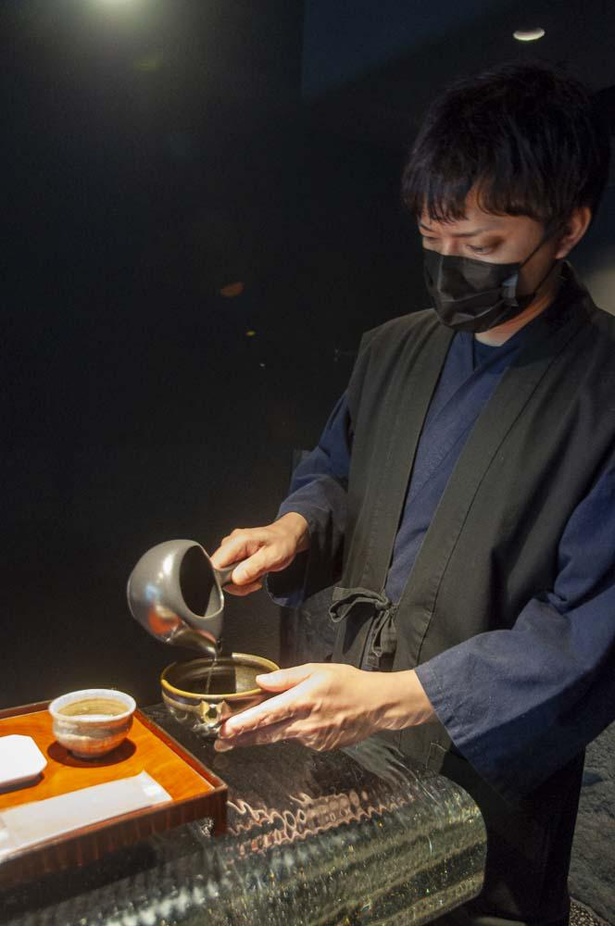 茶師の山北さん。玉露に使う湯は適温まで冷ましてから茶葉に注ぐ