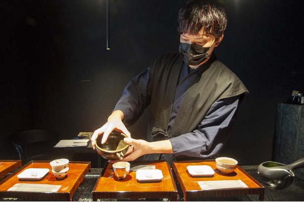一杯ずつ丁寧に淹れられた玉露は、味わいも香りも格別だ