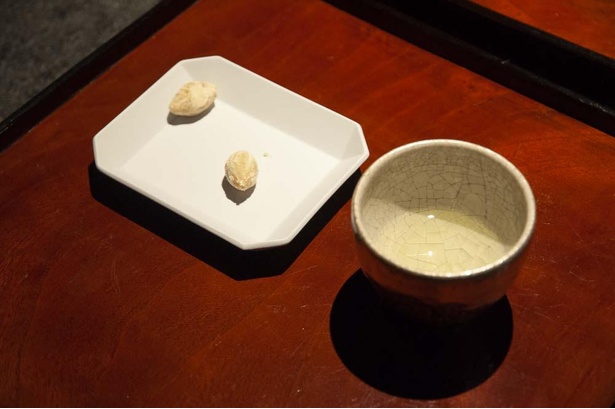 福岡産の玉露にはナッツを使ったお菓子「ほころび」を合わせて