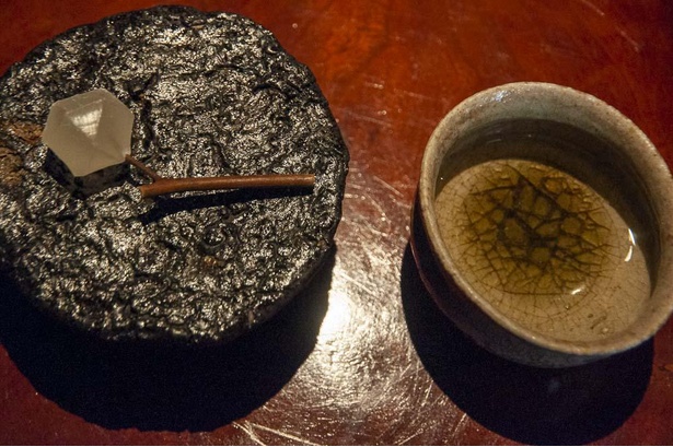 京都産の玉露は少し野性的。まるで鉱物のように見える「鉱物の実」というお菓子を合わせる
