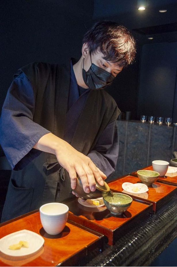 どのお茶も茶葉に合わせた適温で、一煎ずつ丁寧に淹れる。煎茶は玉露より高い温度で