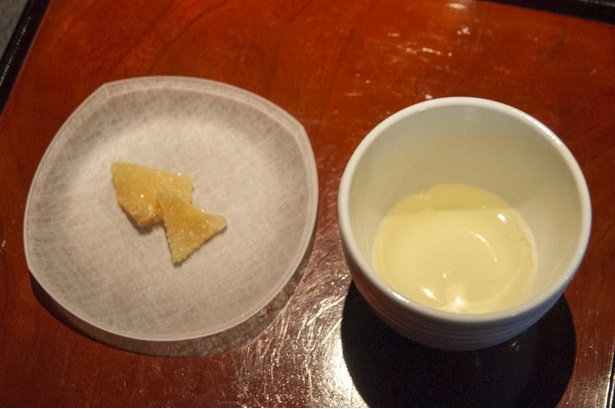 煎茶に合わせるのはショウガのドライフルーツ。煎茶はショウガの強さに負けない、強い味わいなのだ