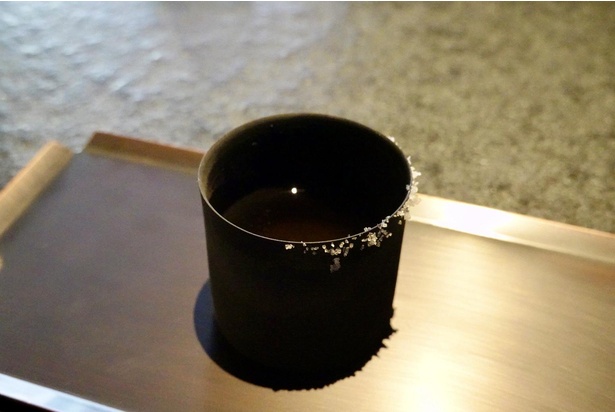 黒茶のホットは湯呑のふちに粗塩を付けて。まるでソルティドッグのような飲み方が斬新だ